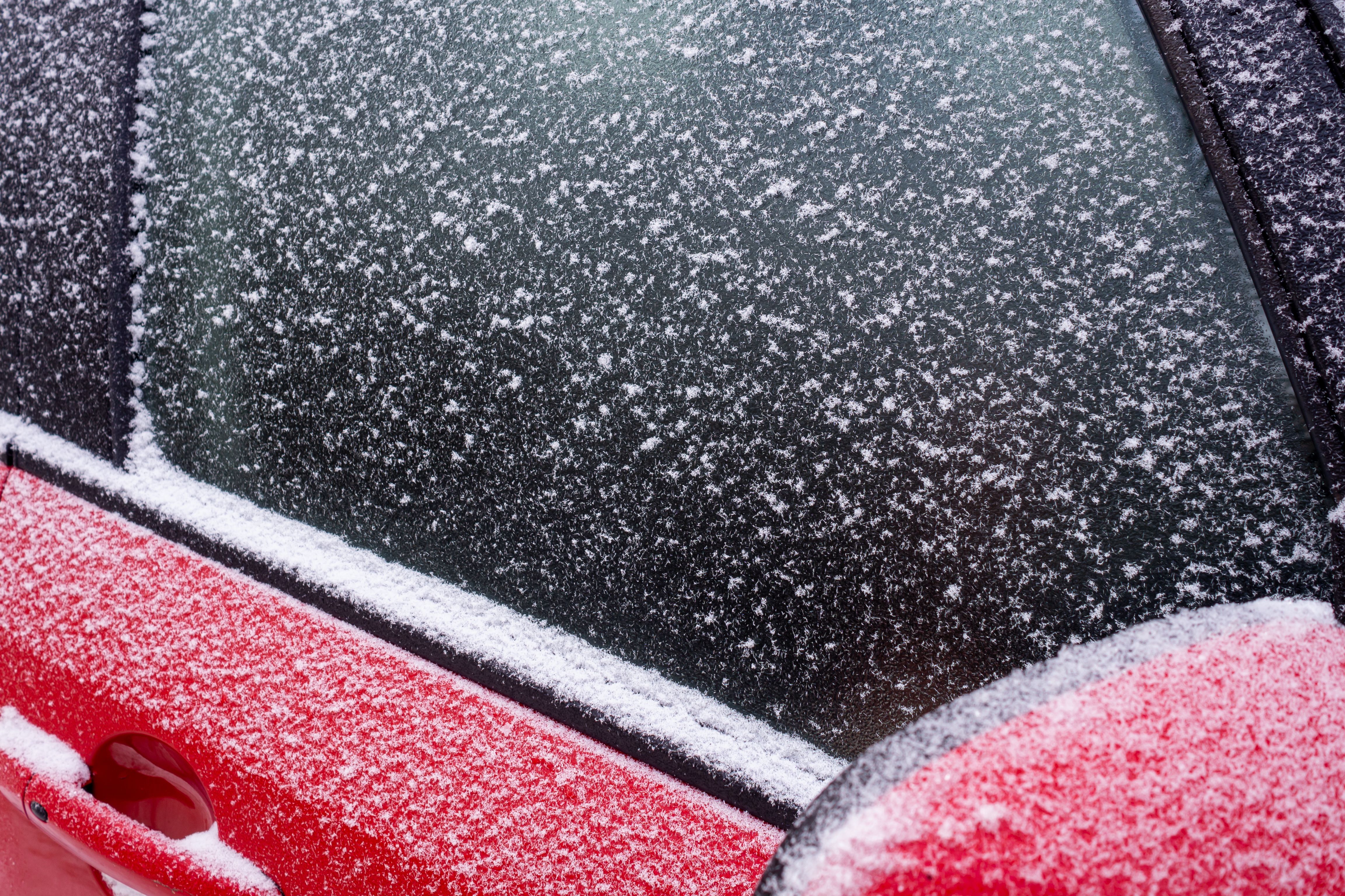 Cómo descongelar el parabrisas del coche, según la Guardia Civil
