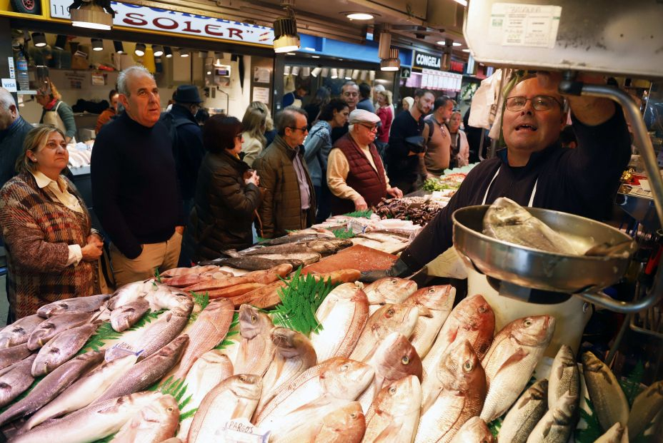EuropaPress 4887141 varias personan compran pescaderia apurando compras mercados abastos cara