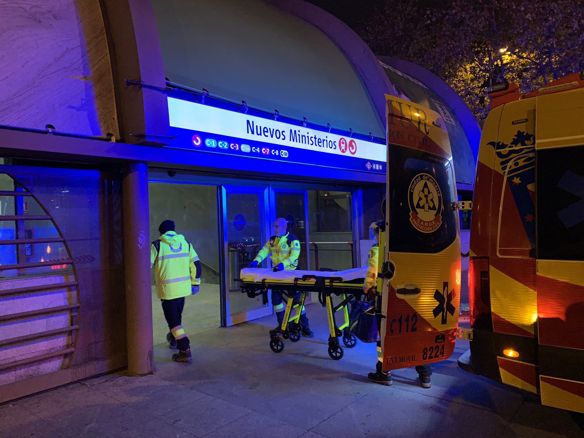 En estado grave tras caer 8 metros por el hueco de una escalera del metro de Nuevos Ministerios