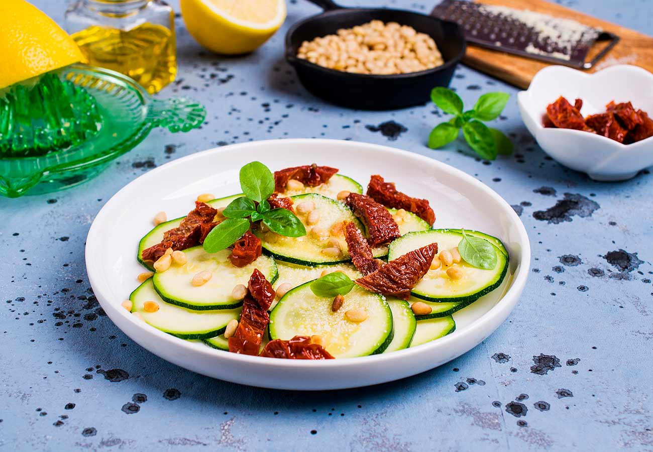 Carpaccio de calabacín. bigstock