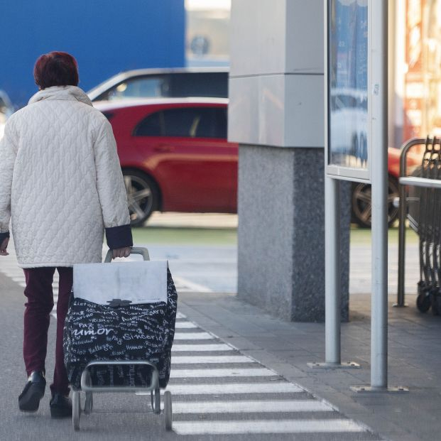 EuropaPress 4890254 mujer sale supermercado carro compra 27 diciembre 2022 mejorada campo