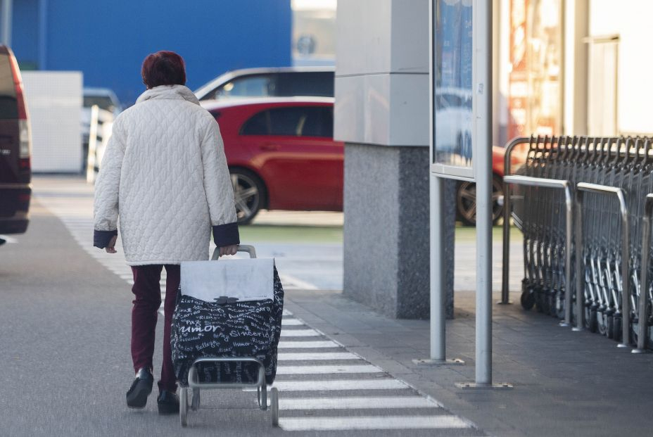 EuropaPress 4890254 mujer sale supermercado carro compra 27 diciembre 2022 mejorada campo