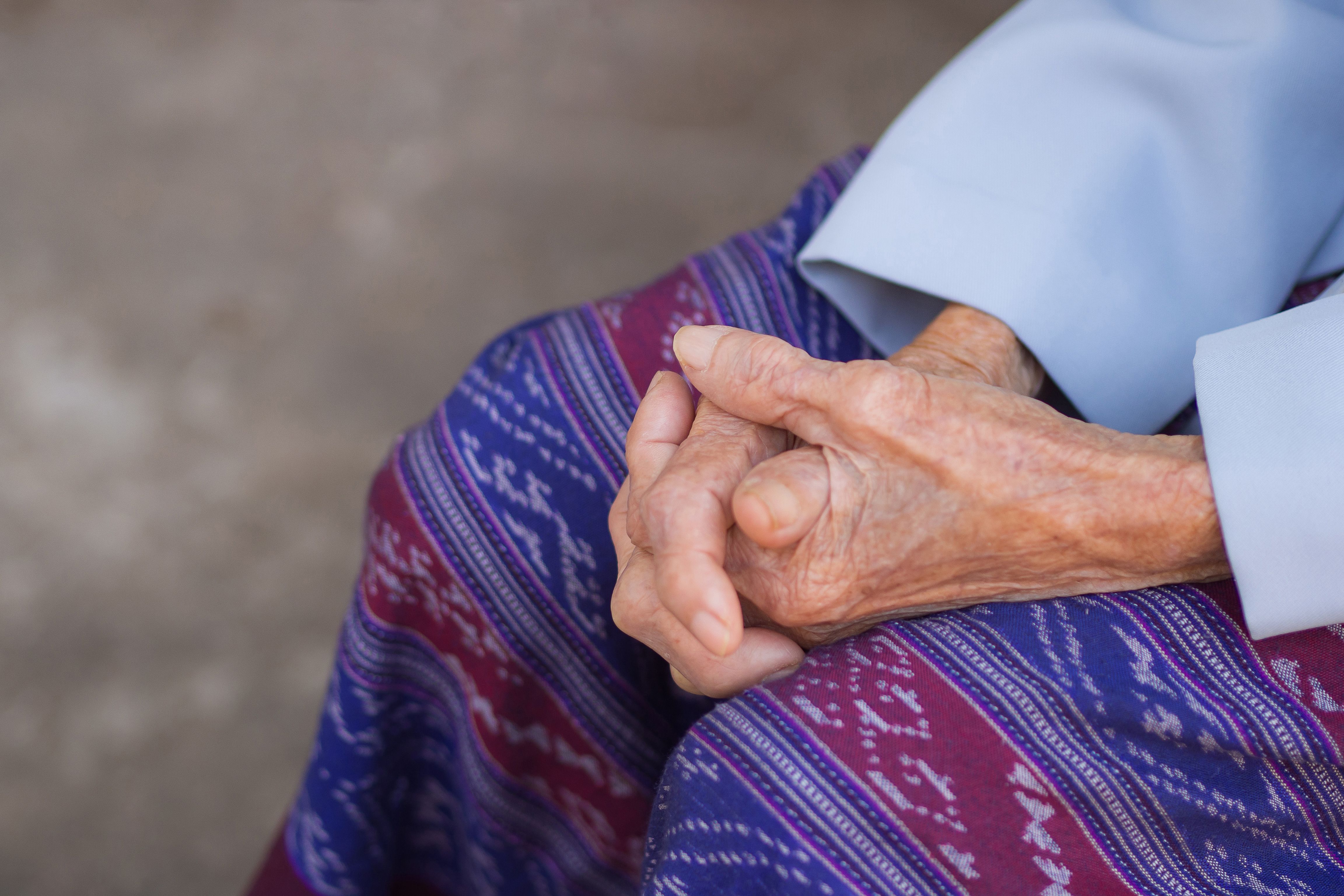 El 28% de las personas mayores con enfermedad crónica viven solas
