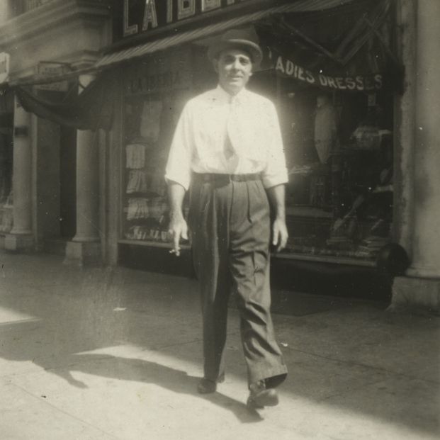 NuevaYork. José María Vázquez, de Lugo, comenzó trabajando en La Iberia hasta que acabó siendo el dueño del negocio, una tienda de vestidos de calle