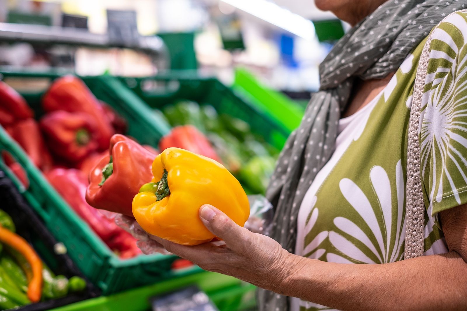 Los consumidores ahorrarán más de 3,5 euros en la cesta de la compra básica al bajar el IVA