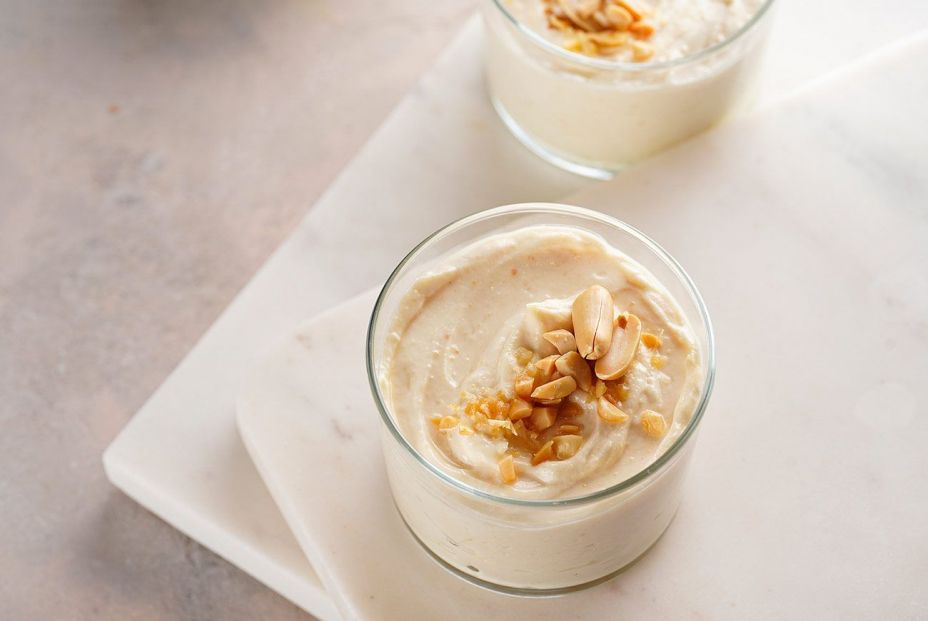 Mousse de queso: una receta de aperitivo salada y un postre con queso de cabra y arándanos. Foto: bigstock