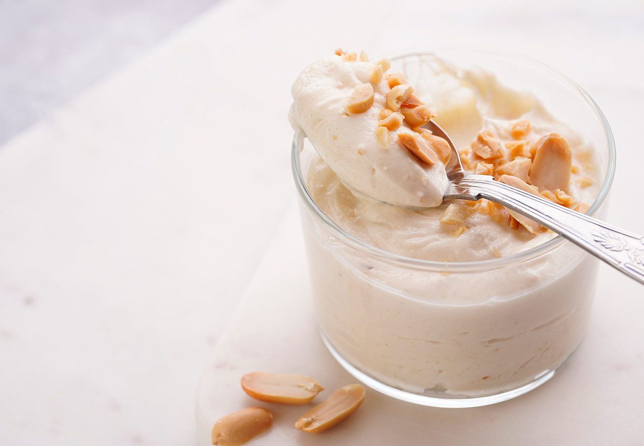 Mousse de queso: una receta de aperitivo salada y un postre con queso de cabra y arándanos. Foto: Bigstock