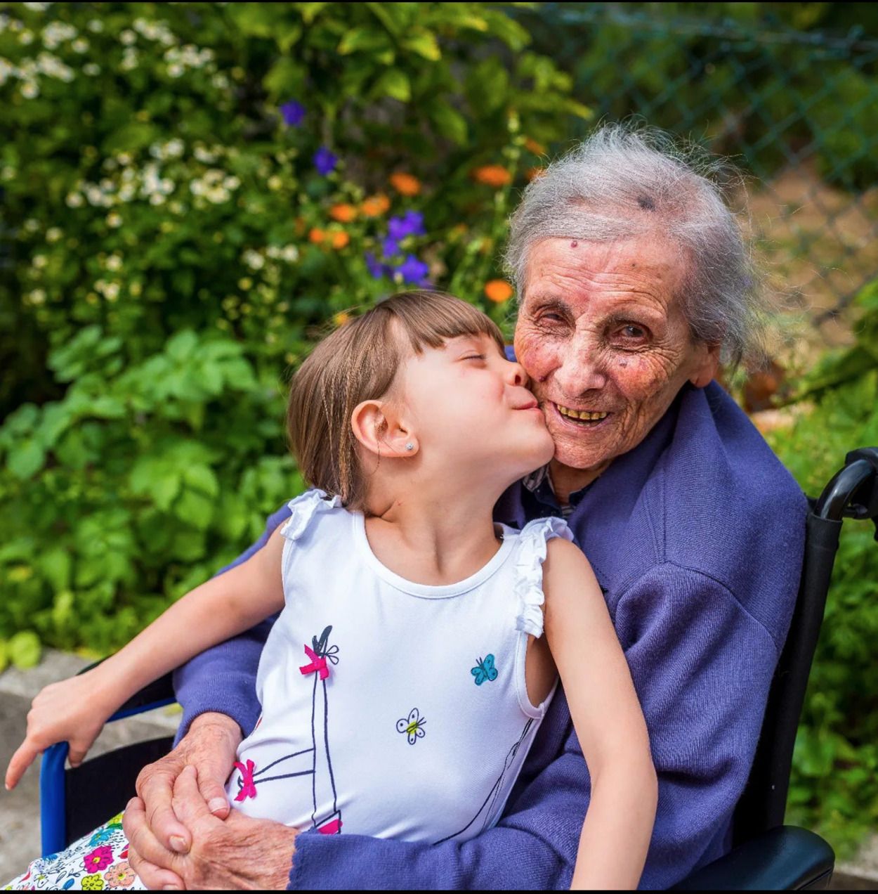 'Generaciones', el proyecto que retrata a mayores centenarios con los más pequeños