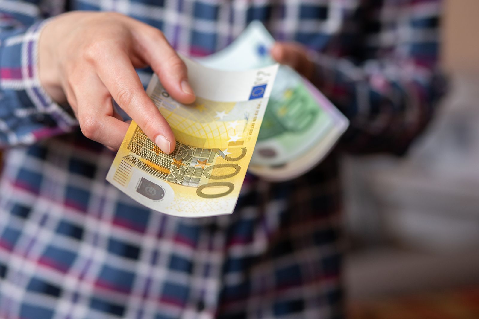 ¿Pueden los pensionistas cobrar el cheque de 200 euros para alimentos?