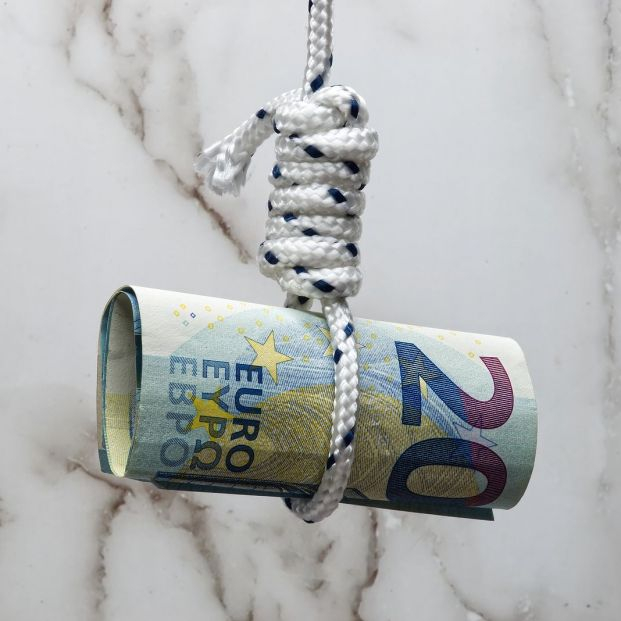 bigstock billetes euro atados cuerda
