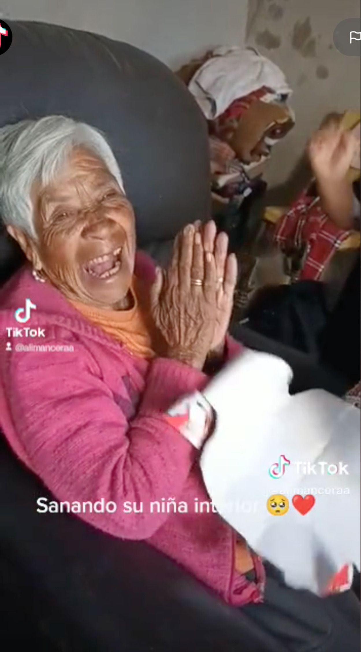 VÍDEO: La emoción de una mujer mayor al recibir el primer regalo de Reyes de su vida