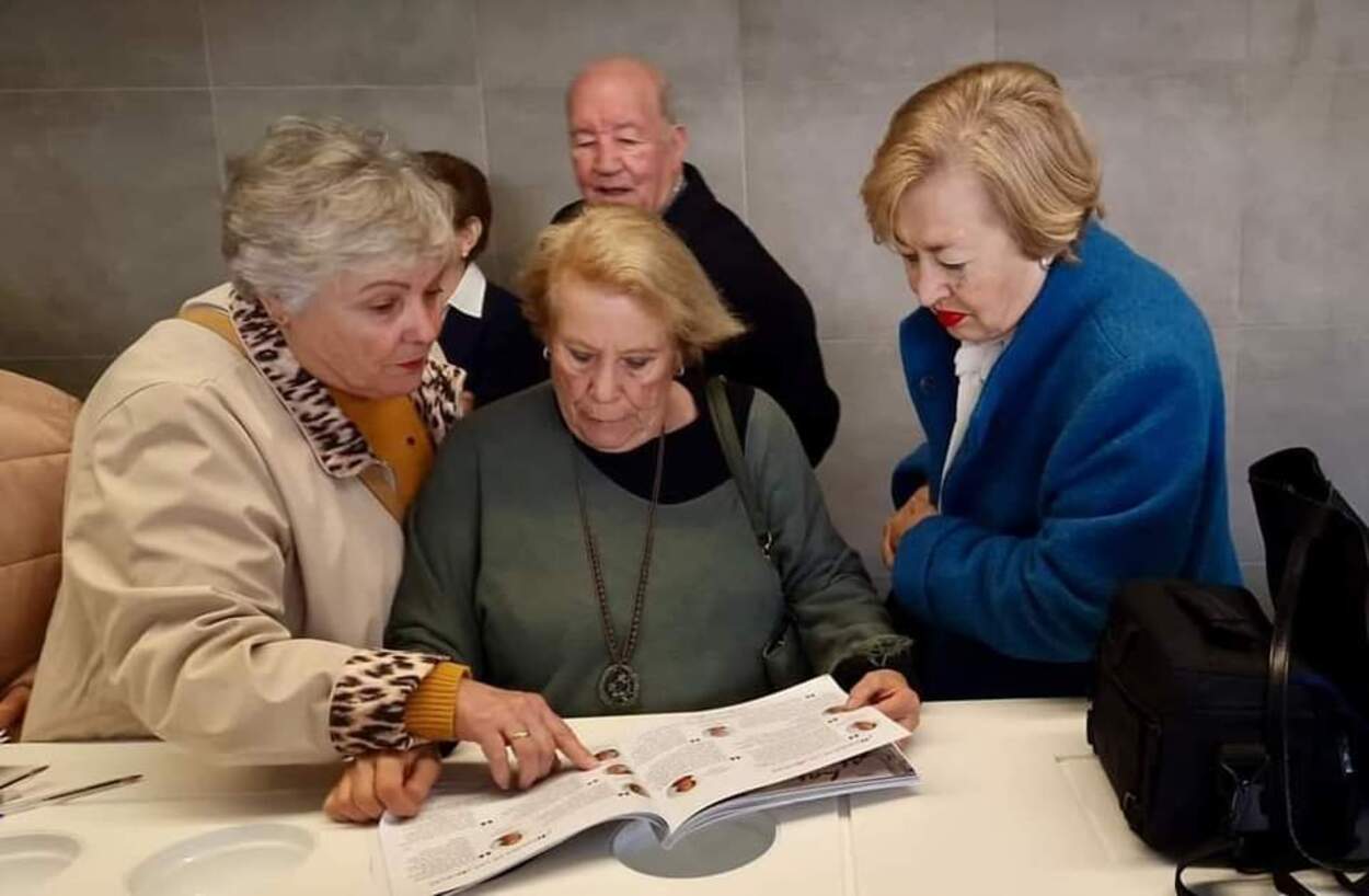 'Las abuelas del Pescao', el libro que recoge las recetas de las mujeres mayores de Granada