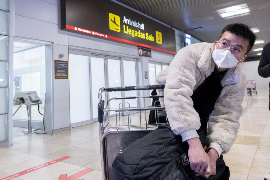 EuropaPress 4901433 pasajero llega aeropuerto adolfo suarez madrid barajas procedente vuelo