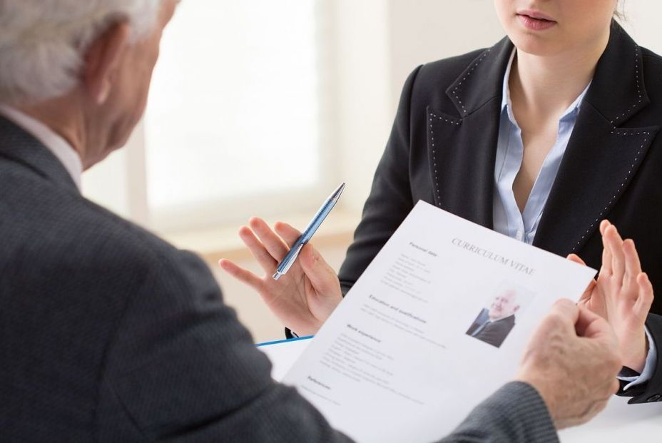 Expertos urgen pasar a la acción con medidas concretas contra el edadismo laboral. Foto: Bigstock