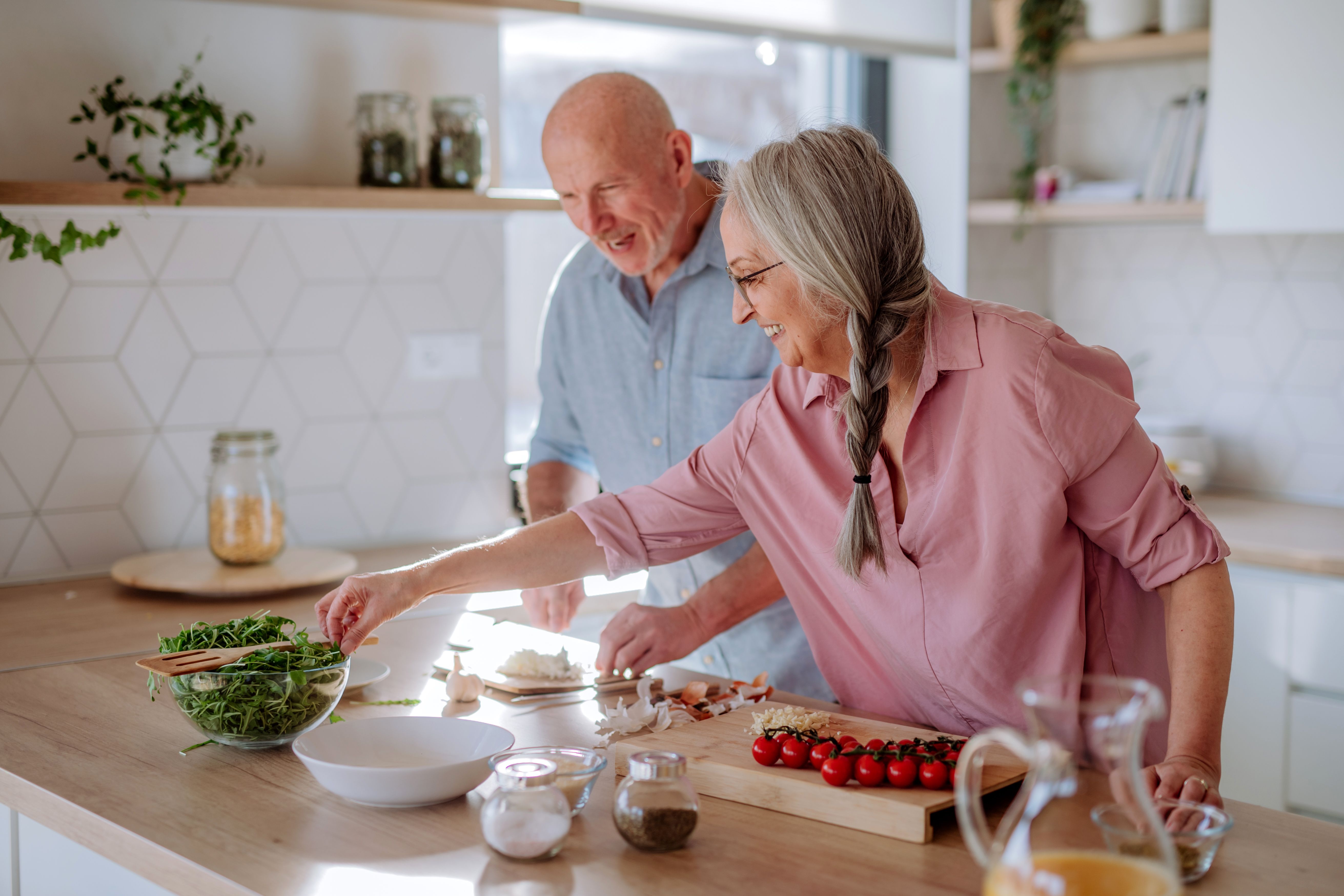 Sigue estos trucos para ahorrar energía mientras cocinas