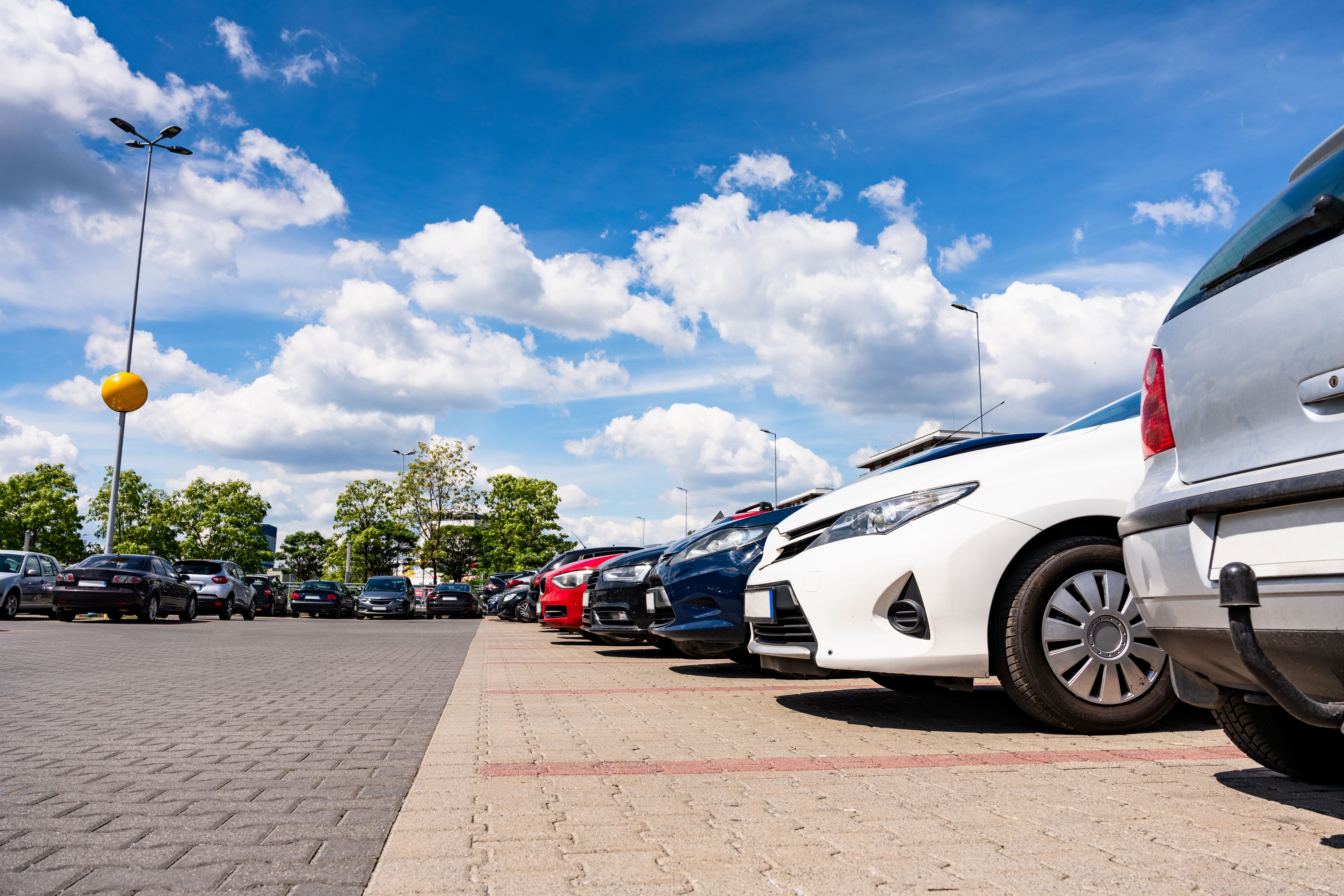 ¿Vas a dejar el coche parado durante mucho tiempo? Esto es lo primero que debes hacer. Foto: Bigstock