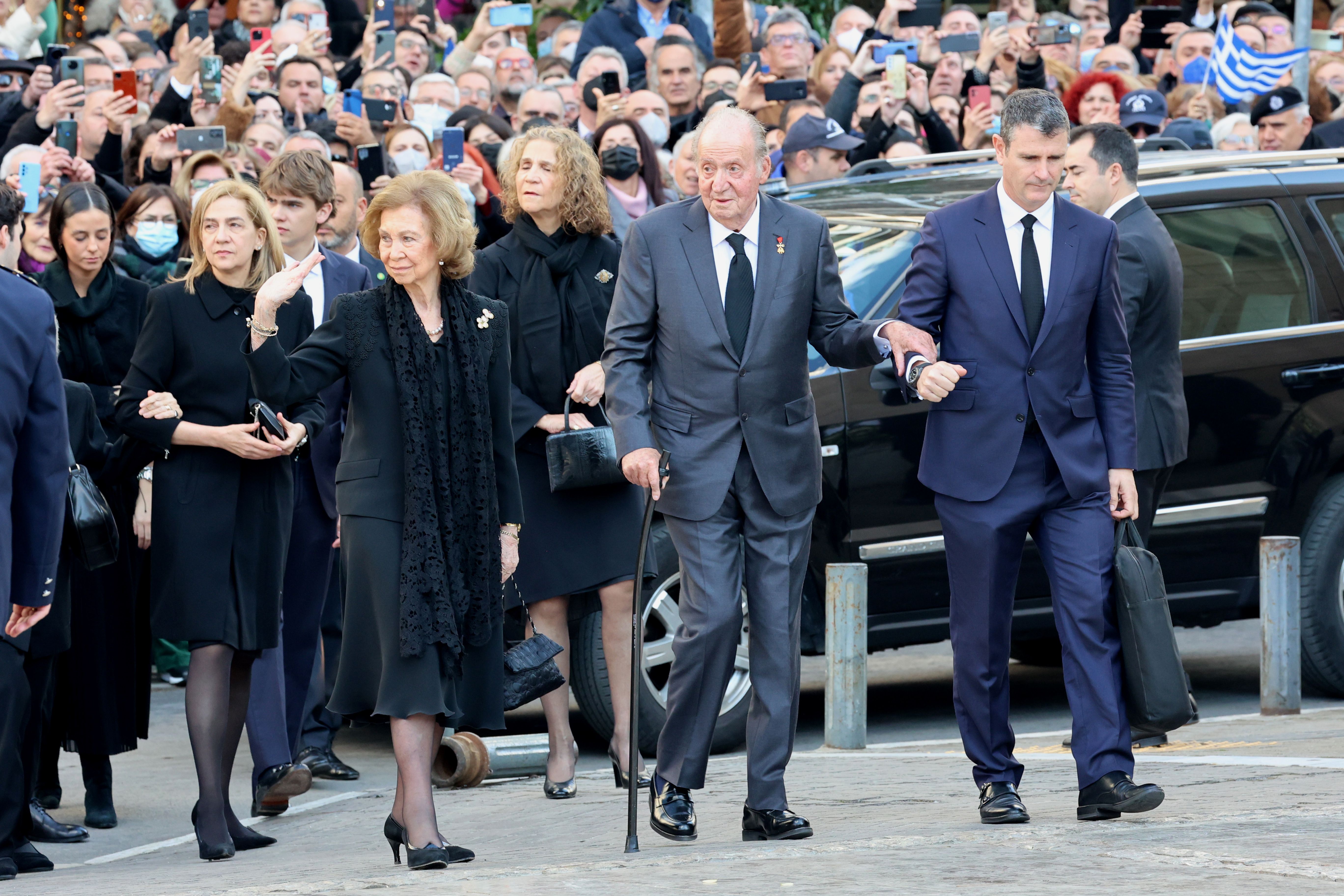 El funeral de Constantino reúne a la familia real, con los Reyes y el emérito separados