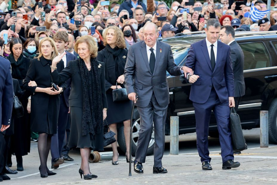 El funeral de Constantino reúne a la familia real, con los Reyes y el emérito separados