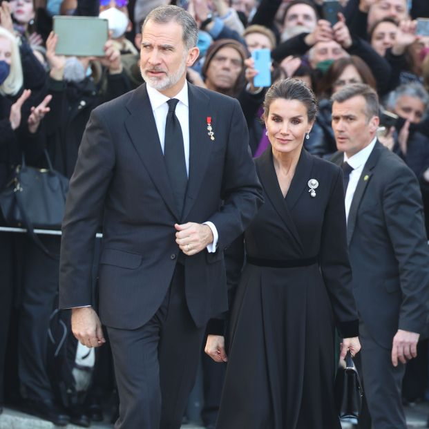 El funeral de Constantino reúne a la familia real, con los Reyes y el emérito separados