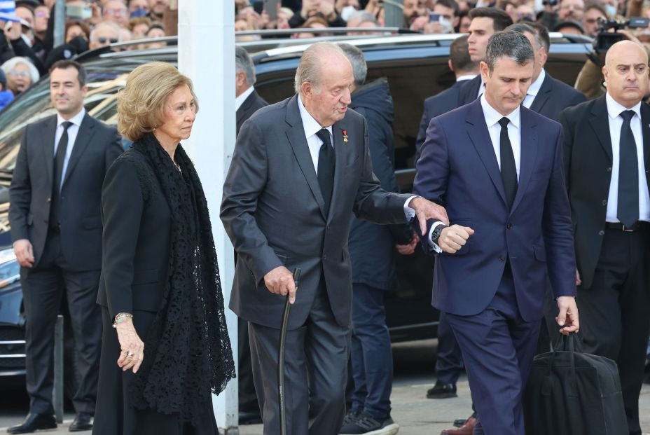 El funeral de Constantino reúne a la familia real, con los Reyes y el emérito separados