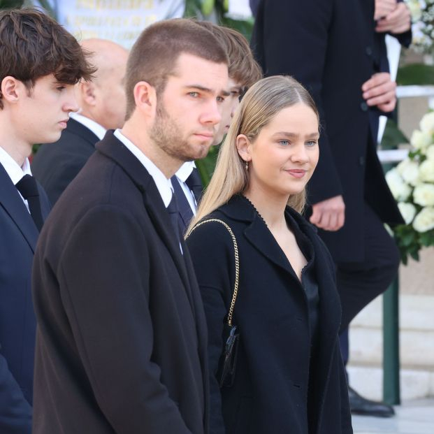 El funeral de Constantino reúne a la familia real, con los Reyes y el emérito separados