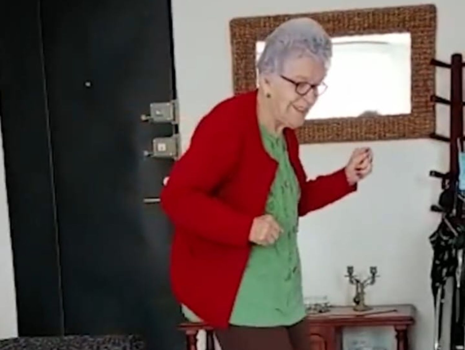 VÍDEO: El baile de una mujer de 90 años a su marido que se ha hecho viral. Foto: Twitter