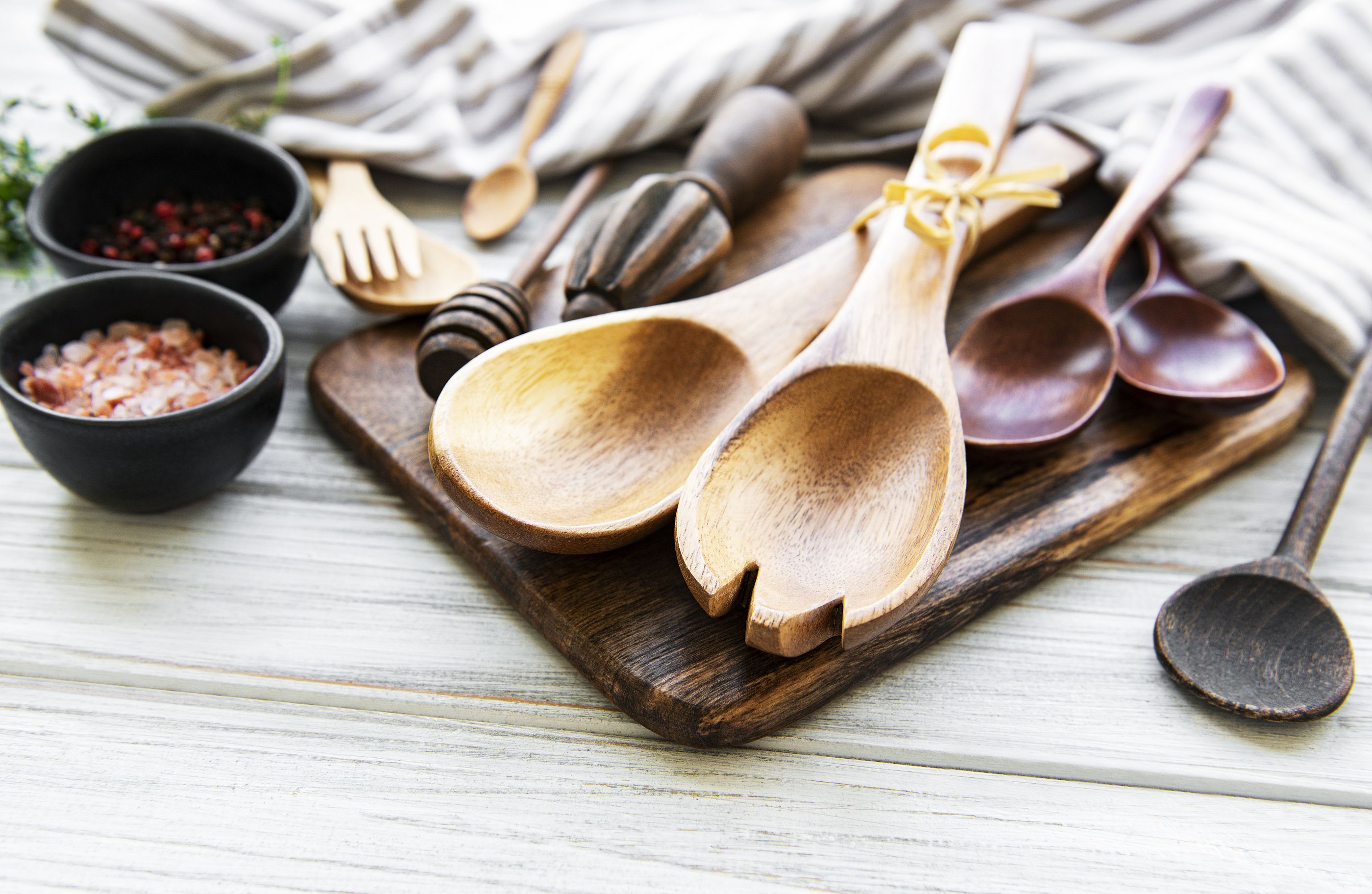 https://www.65ymas.com/uploads/s1/12/30/56/3/bigstock-wooden-cutlery-kitchen-ware-o-390761393.jpeg