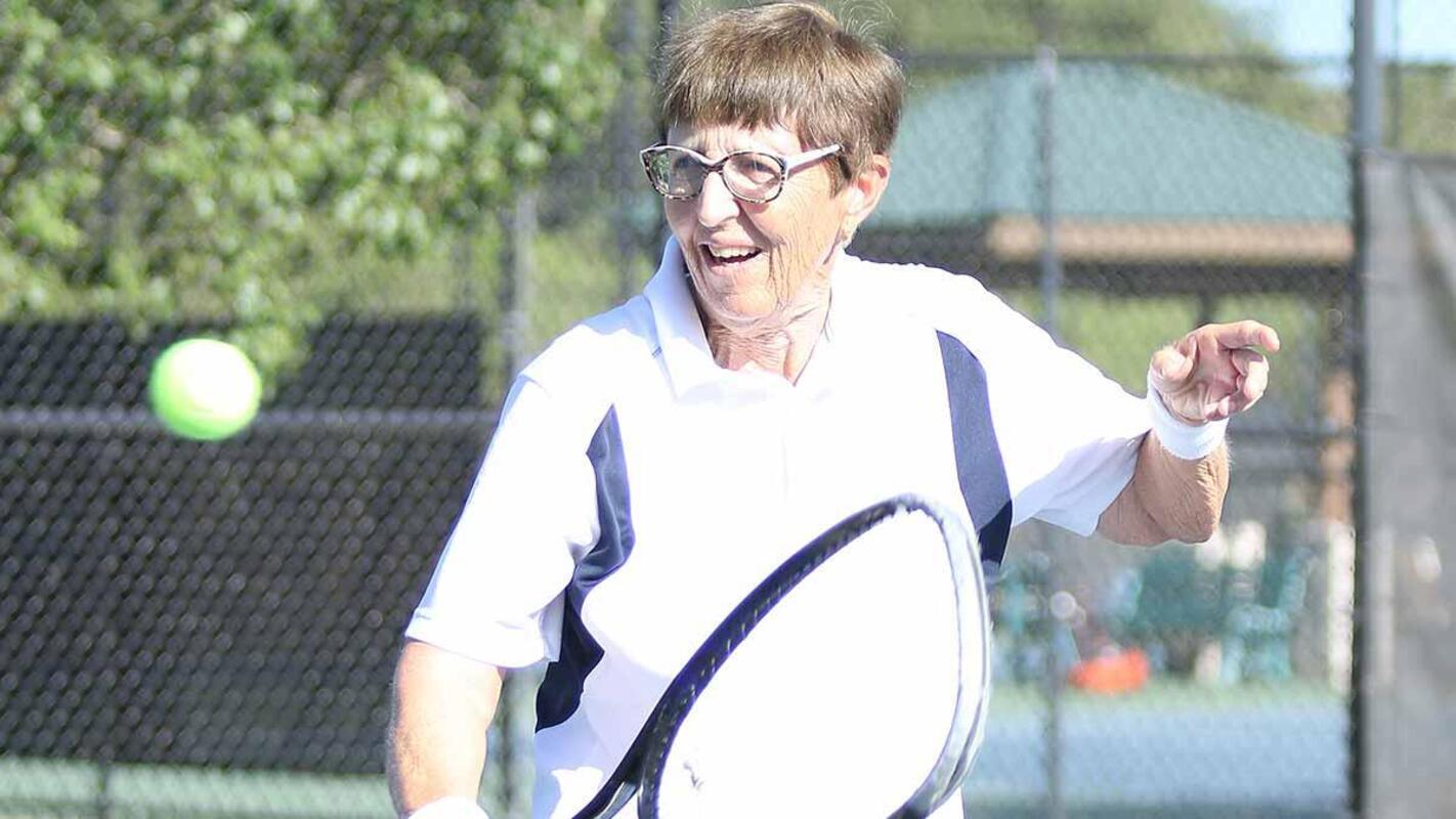 Gail Falkenberg, la tenista de 76 años que sigue participando en los torneos profesionales