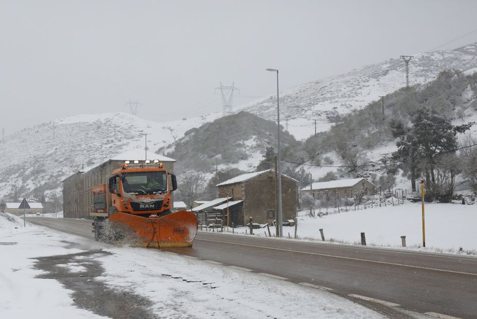 EuropaPress 4929855 quitanieves circula carretera nevada 17 enero 2023 leon castilla leon