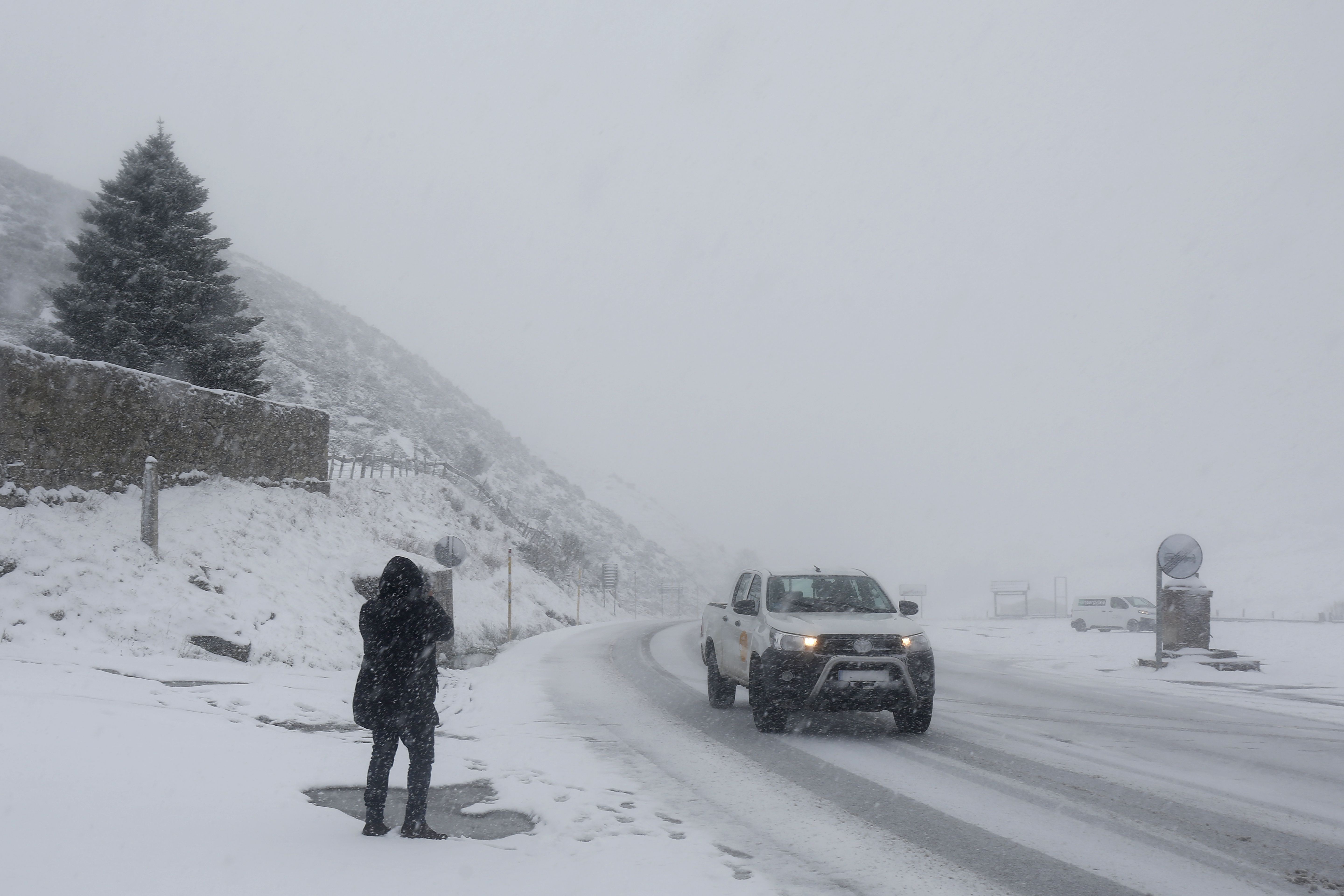Carreteras cortadas, fuerte oleaje y nieve en cotas bajas: Gérard y Fien azotan España