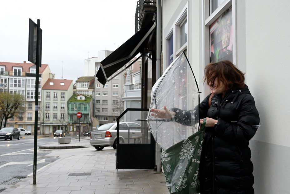 EuropaPress 4927444 mujer abre paraguas paso borrasca gerard 16 enero 2023 coruna galicia