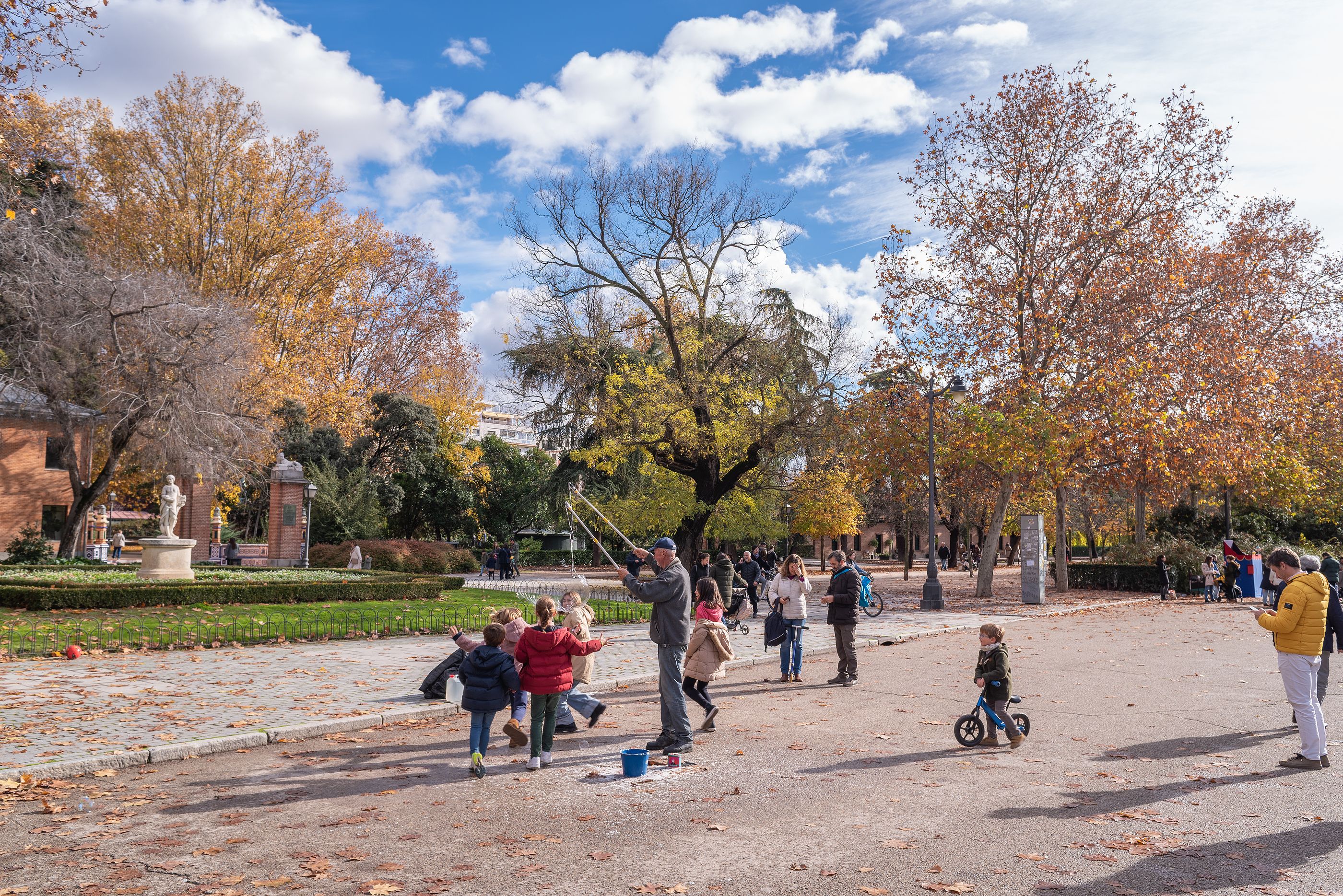 Estos son los importantes beneficios para la salud mental de pasear por espacios verdes