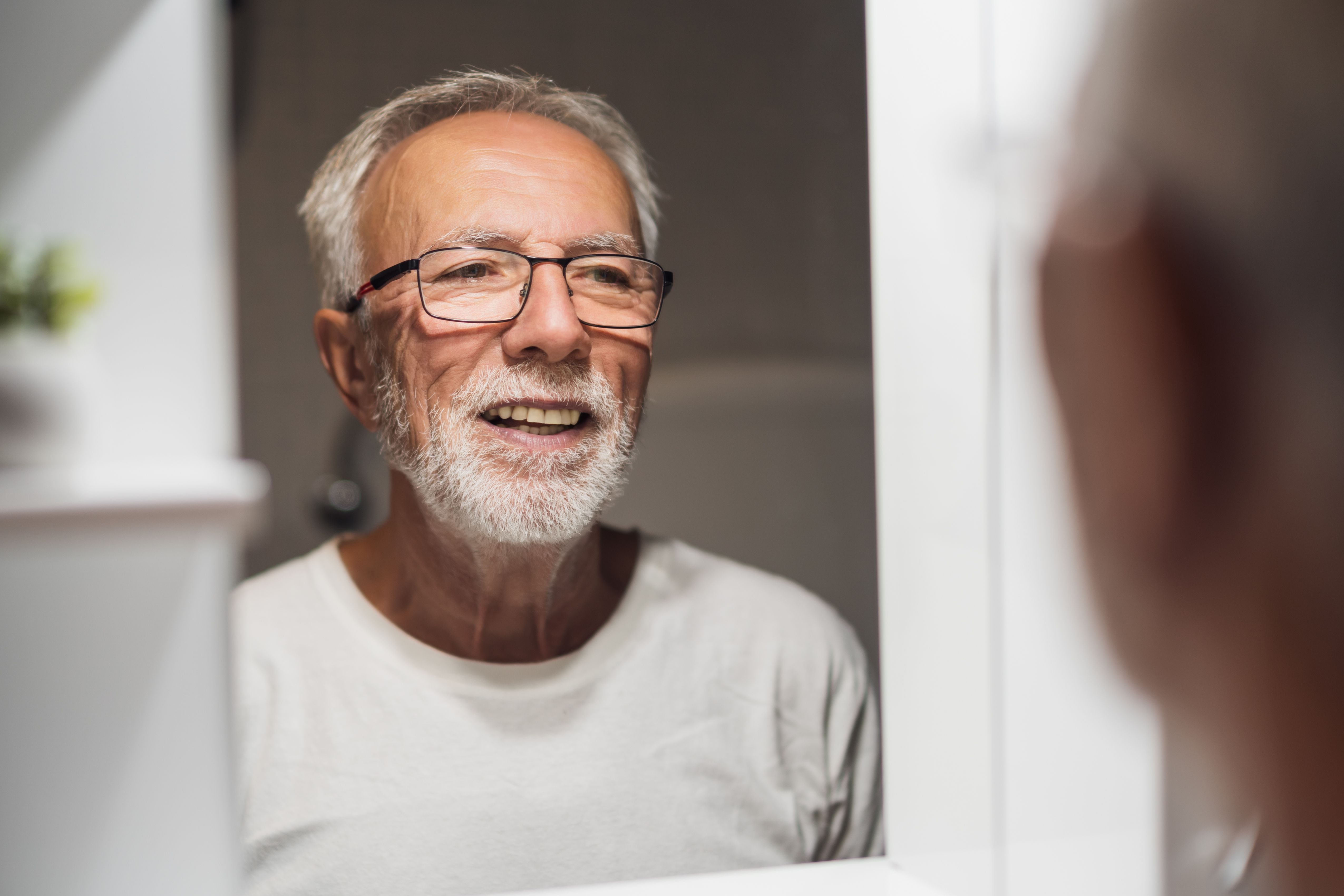 Desarrollan un 'espejo inteligente' para los mayores que viven solos en casa