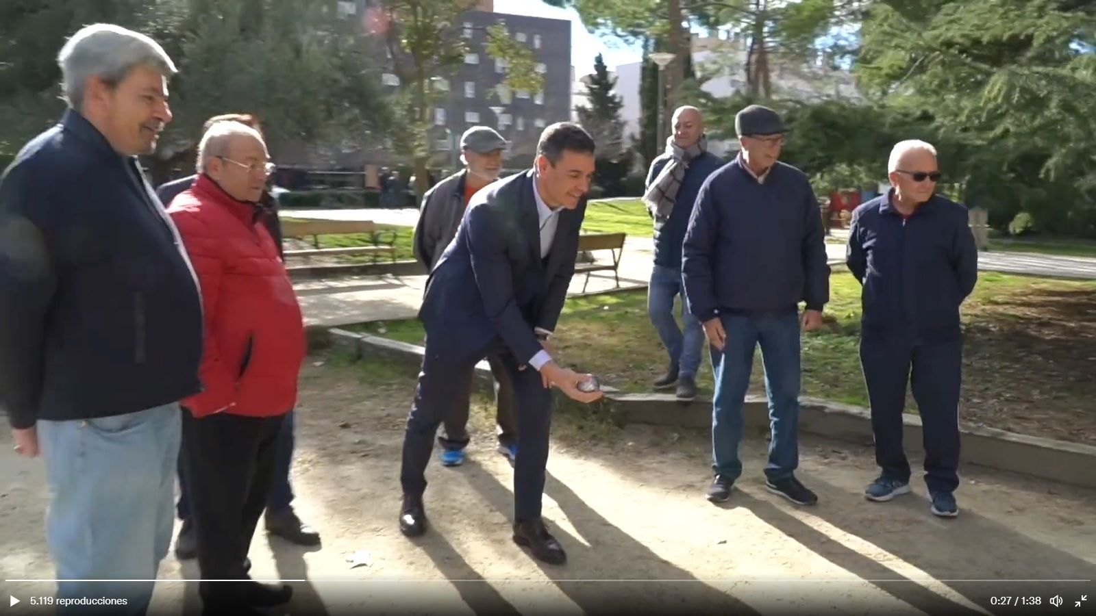 Sánchez juega a la petanca y reivindica la subida de pensiones en un encuentro con jubilados 