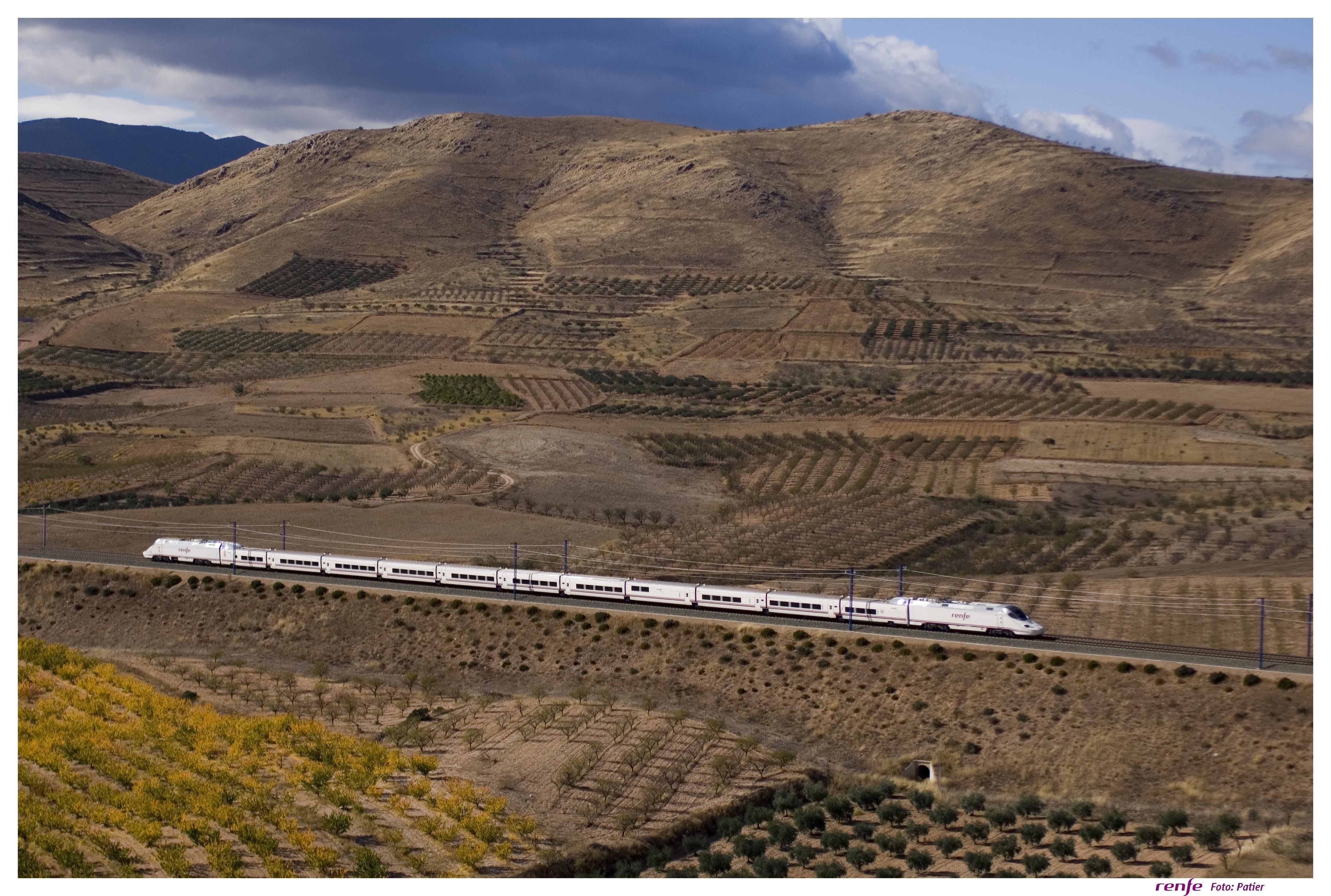 Paradores y Renfe ofertarán paquetes conjuntos de viaje y alojamiento