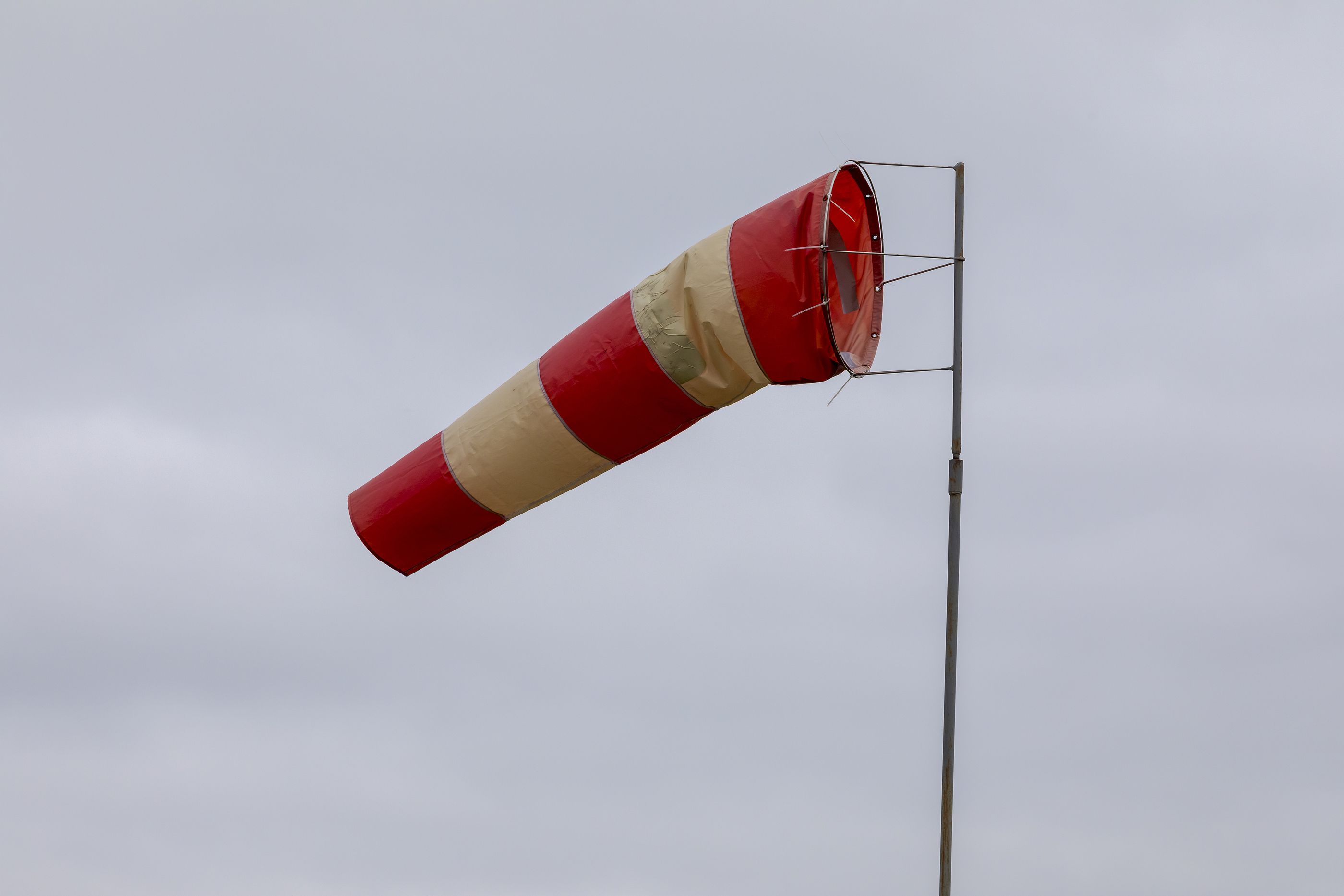 El peligroso efecto pantalla que produce el viento al conducir: así puedes evitarlo