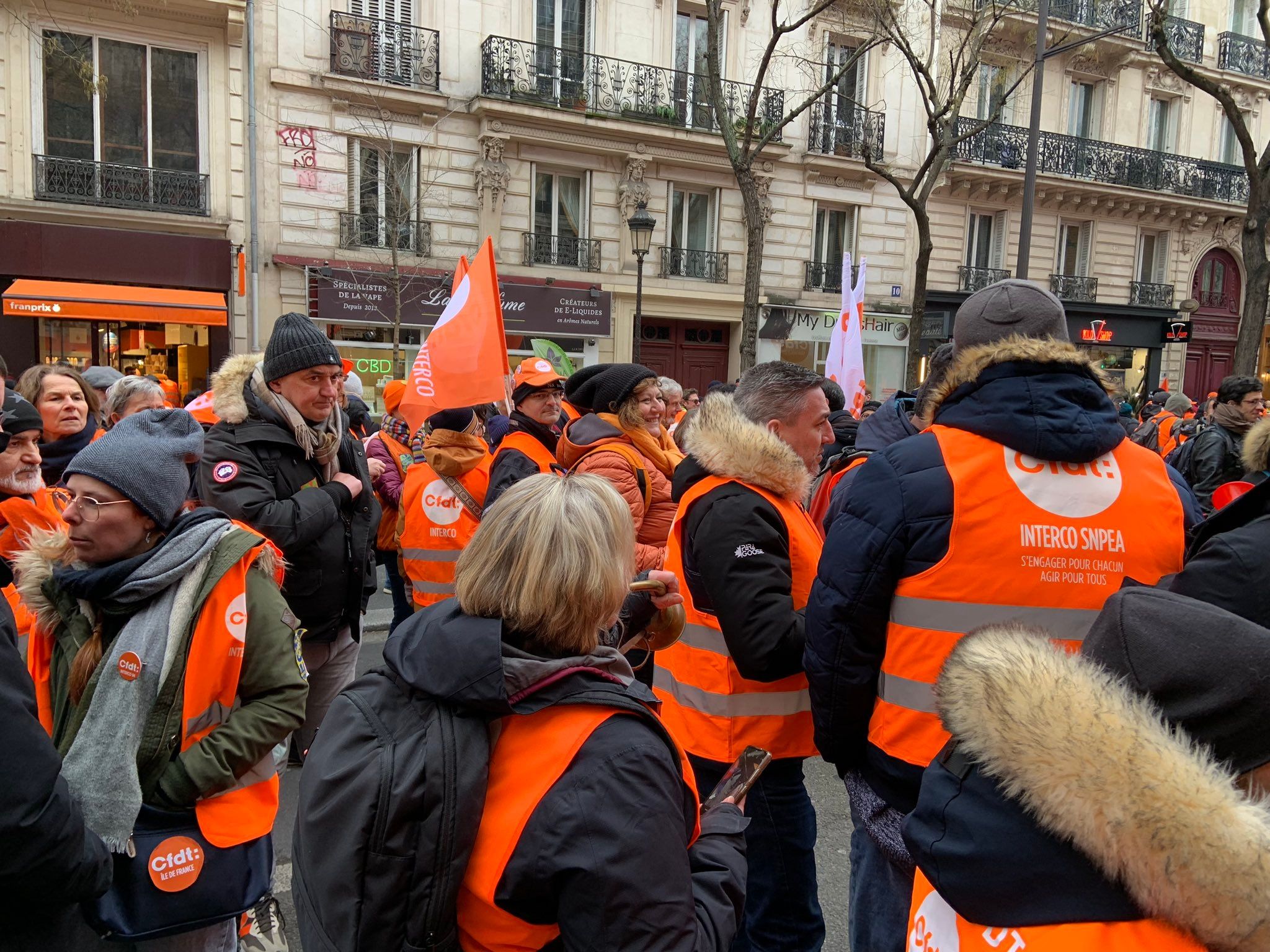 Francia se echa a la calle contra la reforma de pensiones: dice 'no' a jubilarse a los 64 años