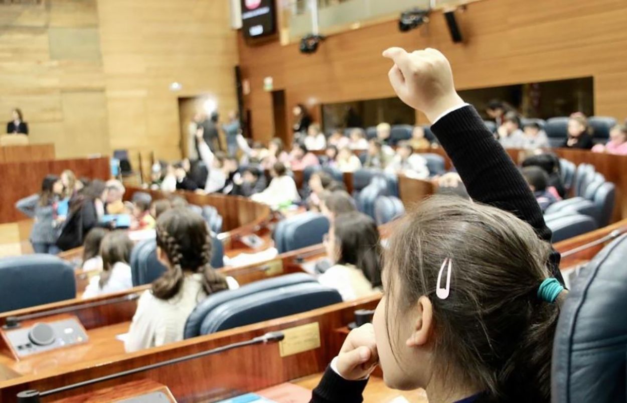 Los niños toman la Asamblea de Madrid y aprueban visitar a los abuelos una vez por semana