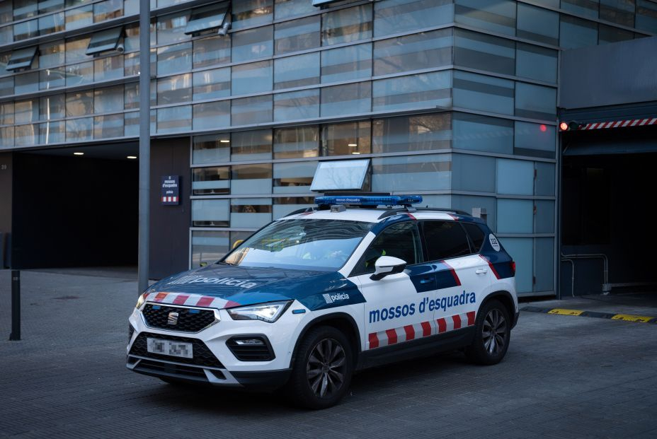 El jugador de fútbol Dani Alves sale detenido en un coche policial tras acudir a declarar en la Comisaría de Les Corts