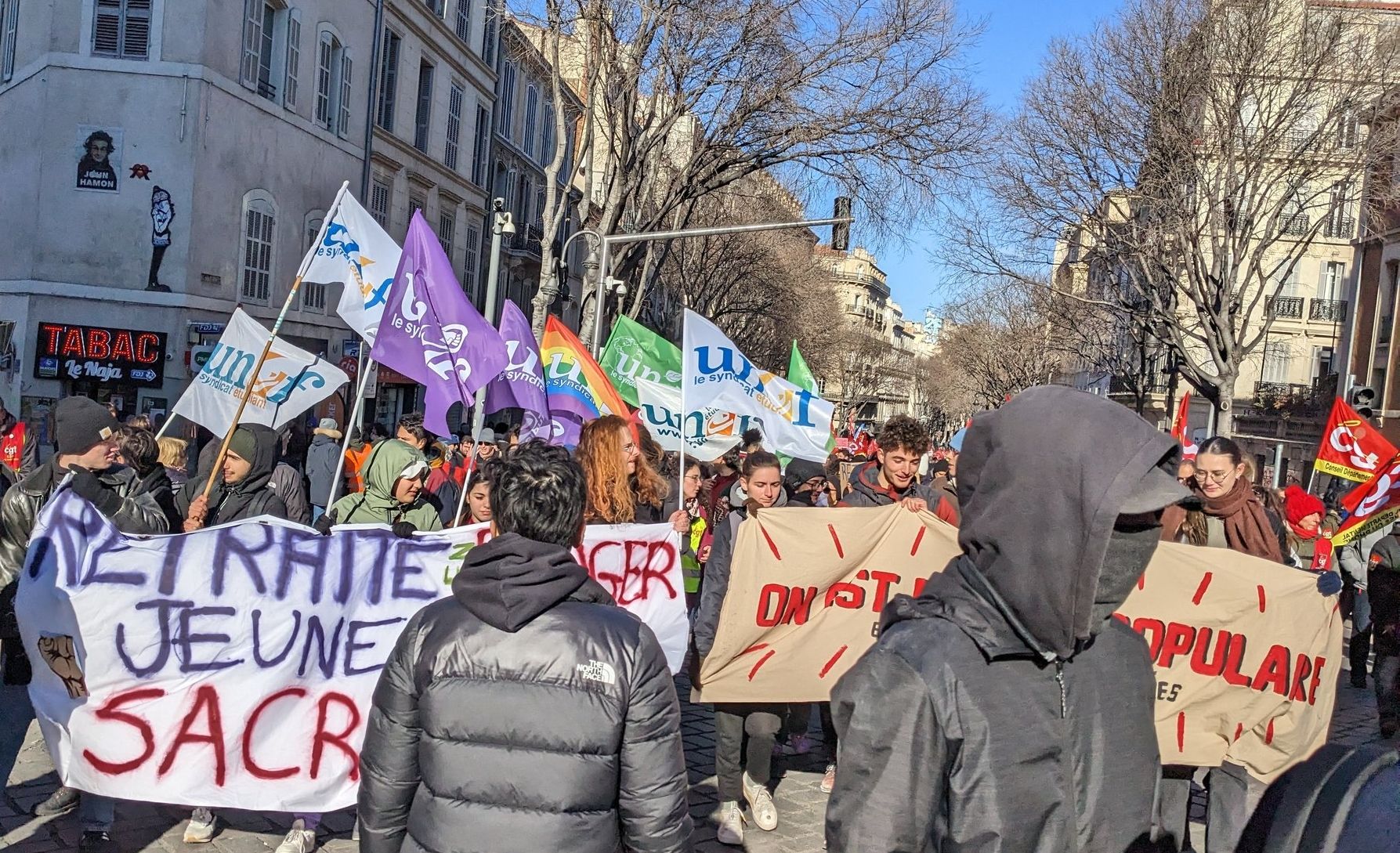 Lucha por las pensiones en Francia: los jóvenes se unen a los jubilados contra la reforma de Macron