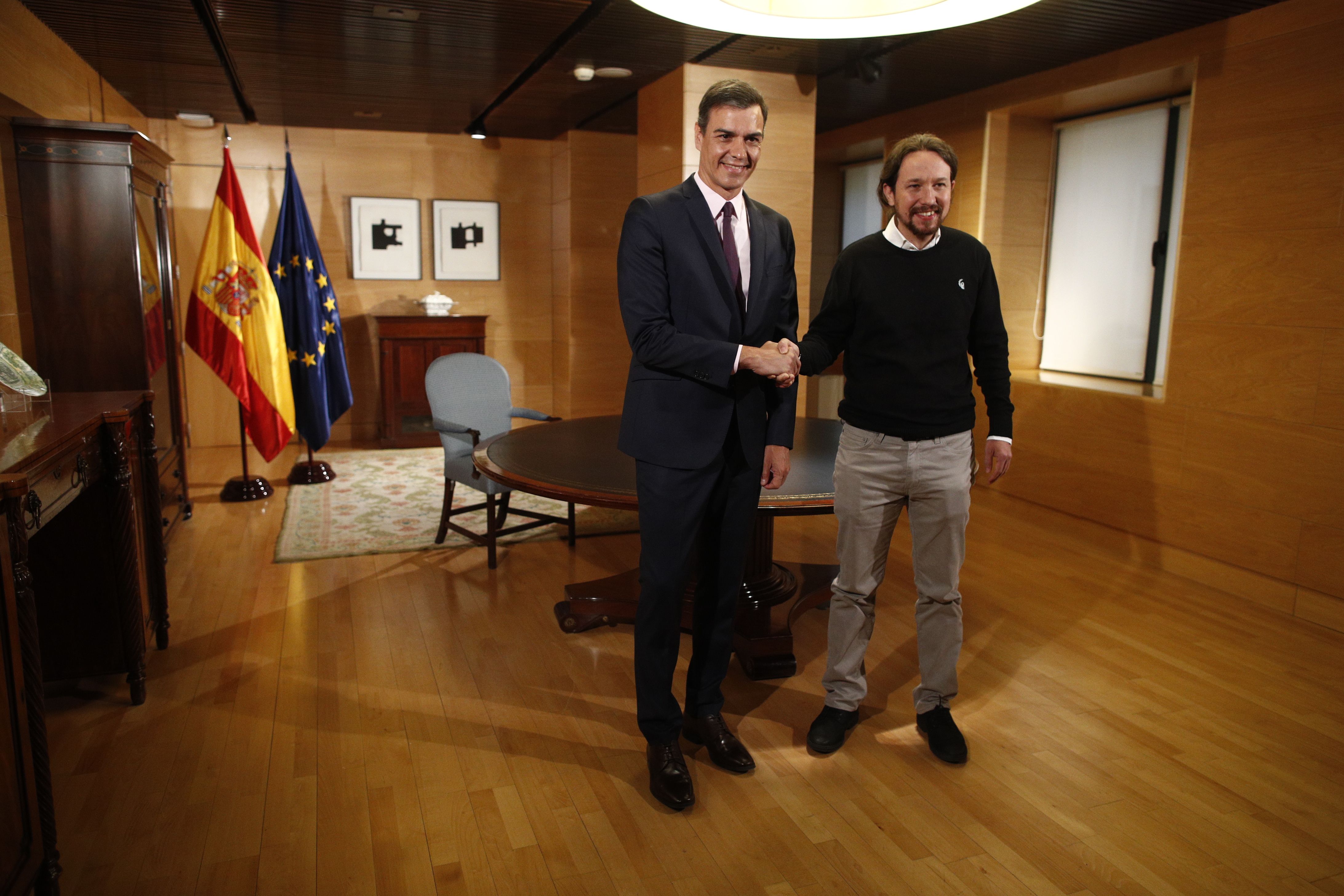El presidente del Gobierno en funciones Pedro Sánchez y el secretario general de Unidas Podemos Pablo Iglesias en el Congreso de los Diputados 