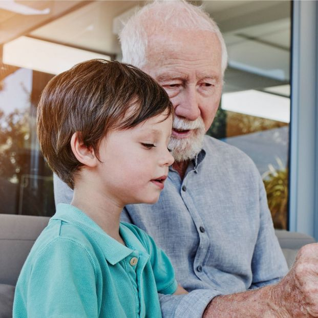 'Historias de abuelos' recupera los recuerdos de los mayores gracias a la ayuda de sus nietos