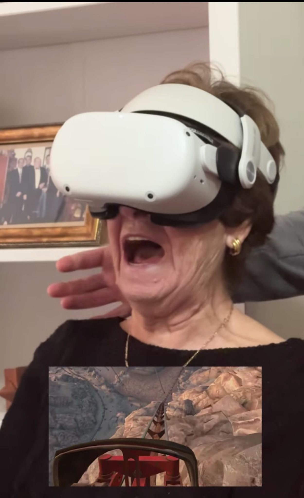 VÍDEO: Le ponen a su abuela unas gafas de realidad virtual y su reacción se hace viral: "Me mareo"