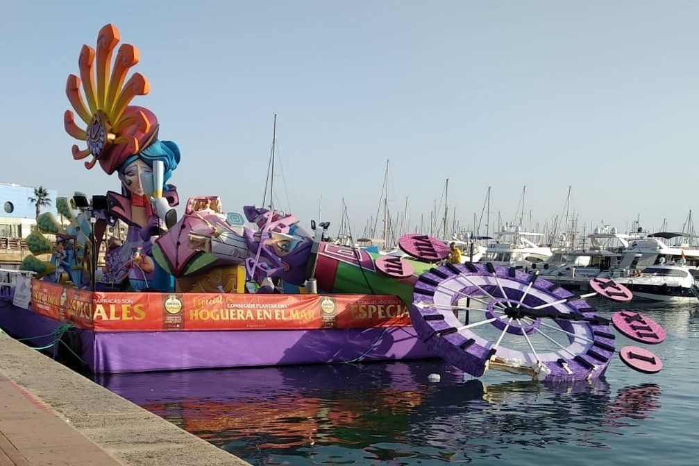 Lágrimas en Port d'Alacant tras desplomarse y caer al mar el remate de la hoguera