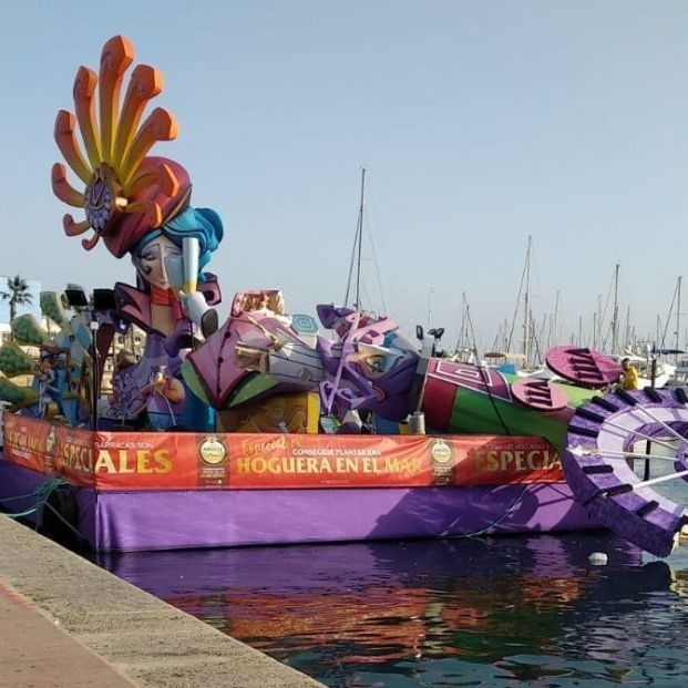 Lágrimas en Port d'Alacant tras desplomarse y caer al mar el remate de la hoguera