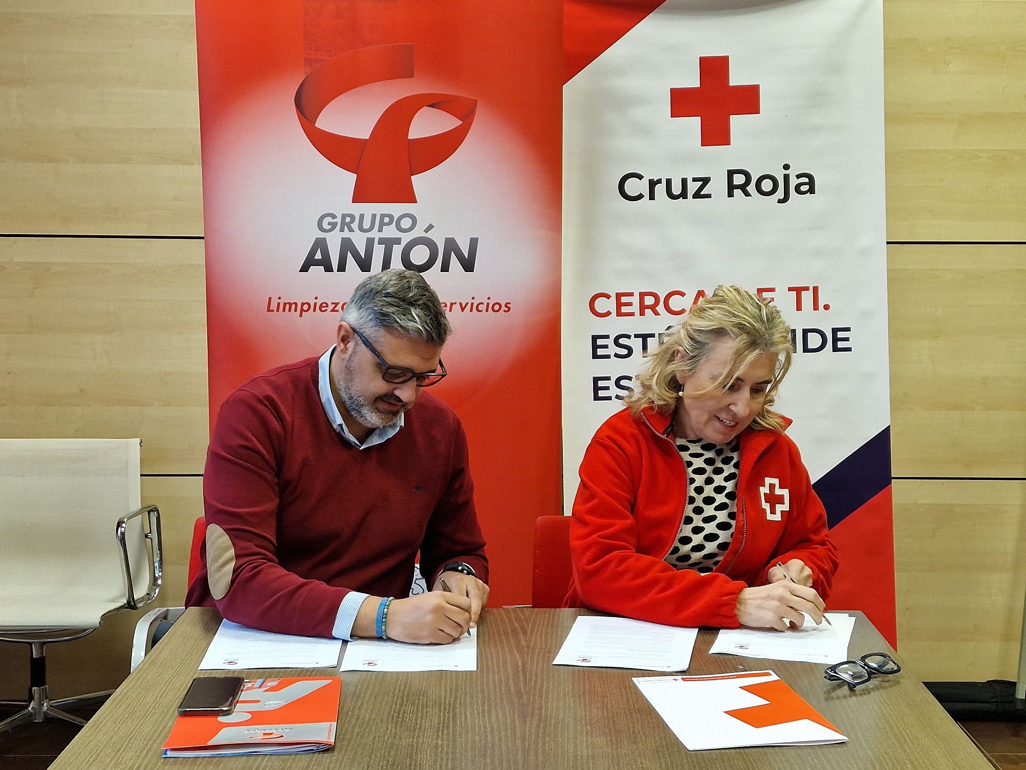 Cruz Roja y Grupo Antón se unen para promover la inserción laboral de mayores de 45 años