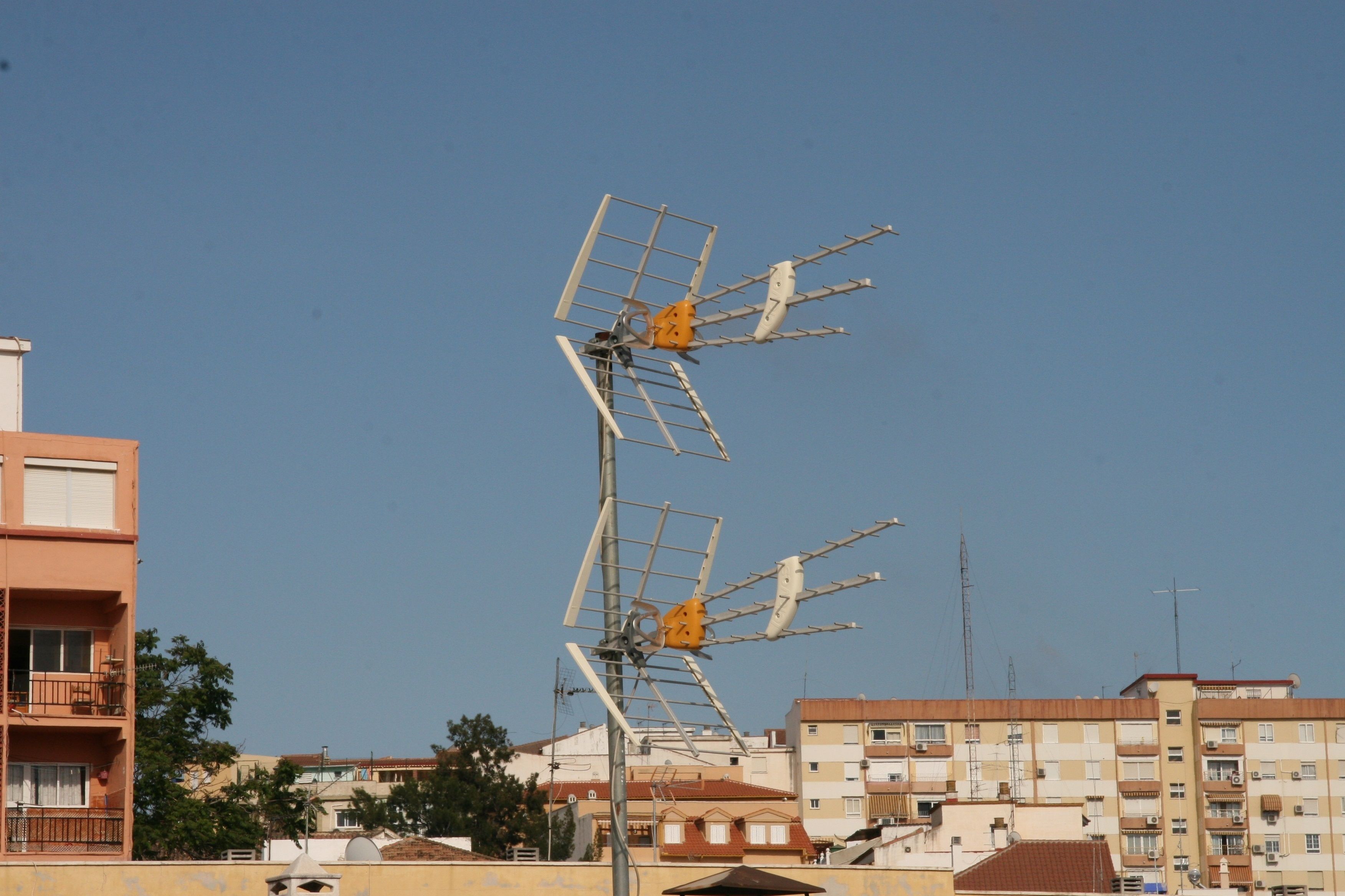 El Gobierno ayudará con entre 104 y 677 euros a las comunidades para cambiar las antenas de TV