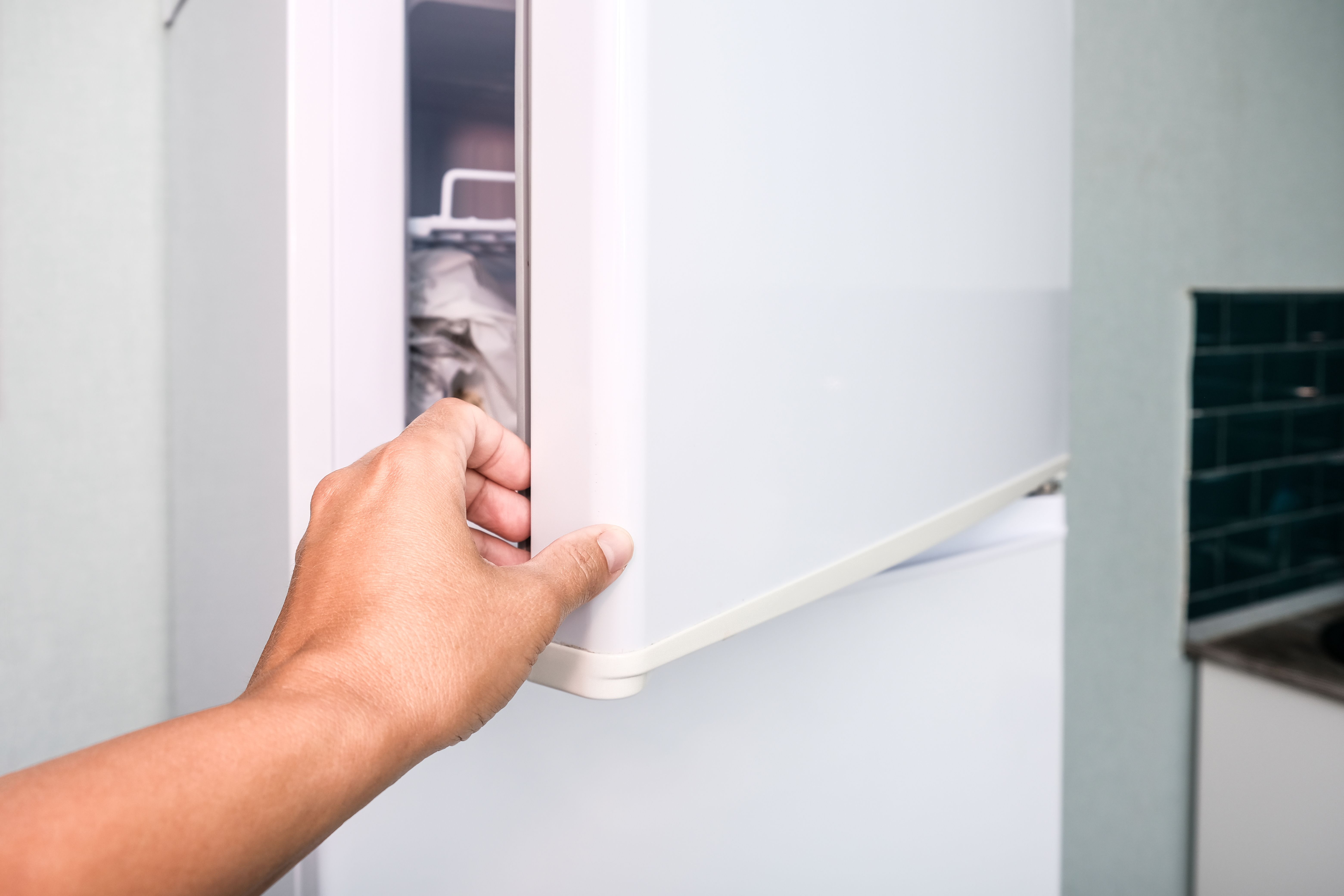 Este sencillo gesto te ayudará a ahorrar energía cada vez que abras el congelador. Foto: Bigstock