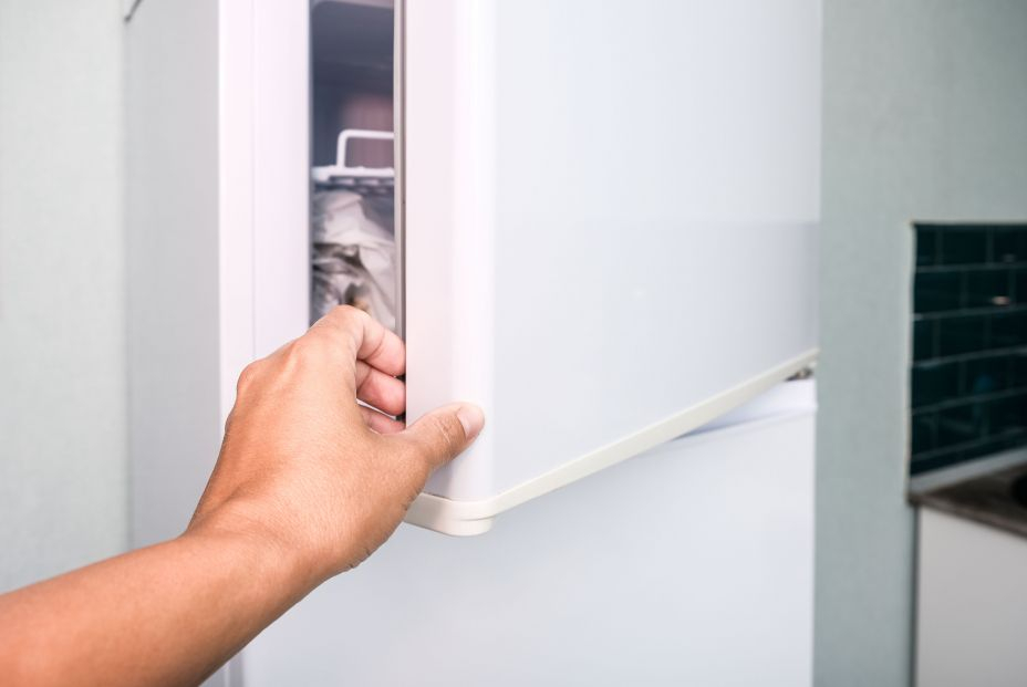 Este sencillo gesto te ayudará a ahorrar energía cada vez que abras el congelador. Foto: Bigstock