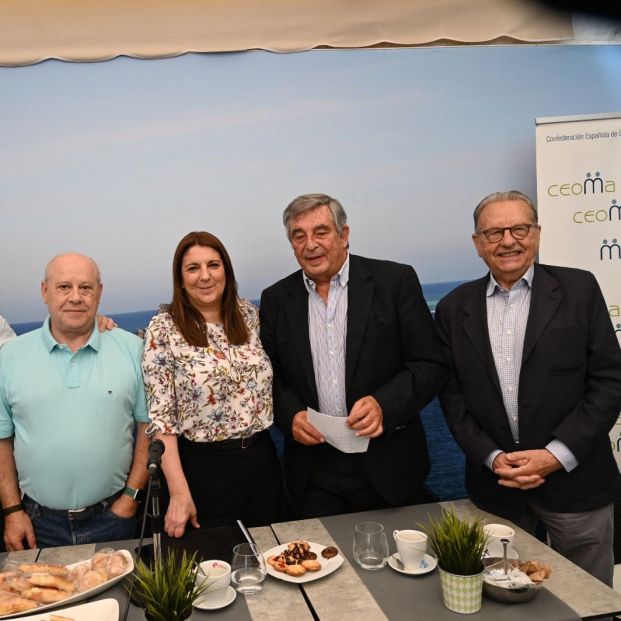 Arturo San Roman (Periodista Grupo Gestiona) Amelia García (Directora de Programa de Turismo Imserso), Juan Manuel Mtez. (Pdte. CEOMA), Eduardo Rgez. (Vicepresidente CEOMA) Arturo San Roman (Periodista Grupo Gestiona) Amelia García (Directora de Programa de Turismo Imserso), Juan Manuel Mtez. (Pdte. CEOMA), Eduardo Rgez. (Vicepresidente CEOMA)